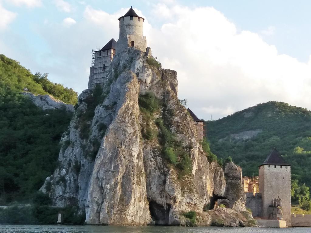 Zlatna Ribica Lejlighed Golubac Eksteriør billede