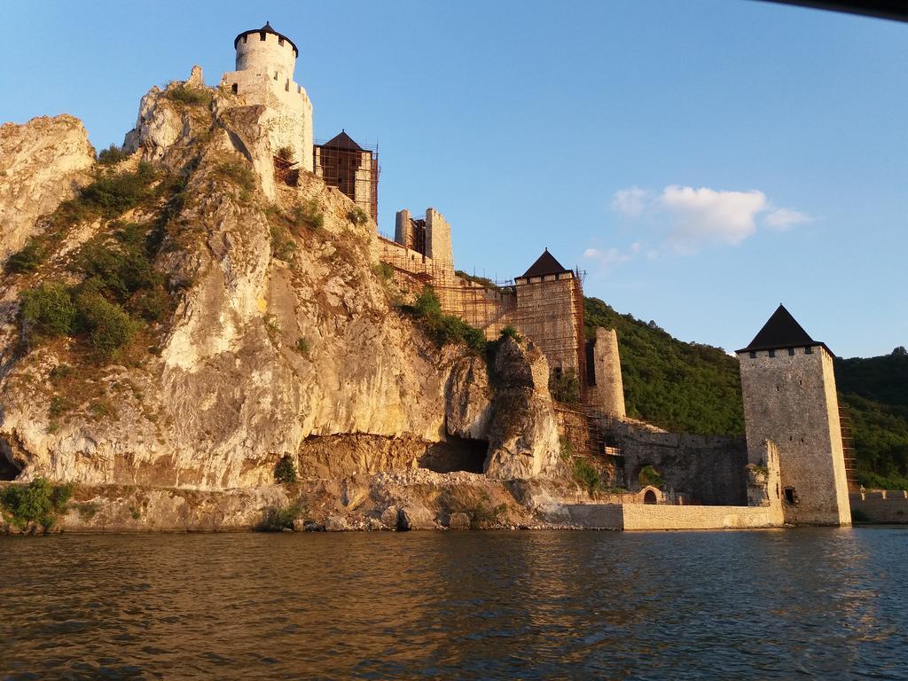 Zlatna Ribica Lejlighed Golubac Eksteriør billede